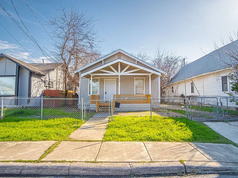1518 Burnet St — Photo 1
