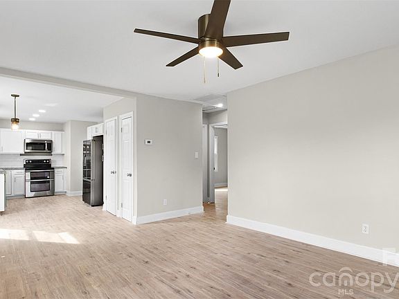 5th image of 1325 Edgewater Dr