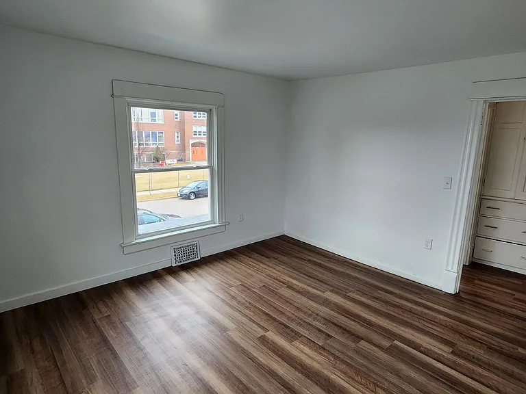 2320 Howe St — Photo 10