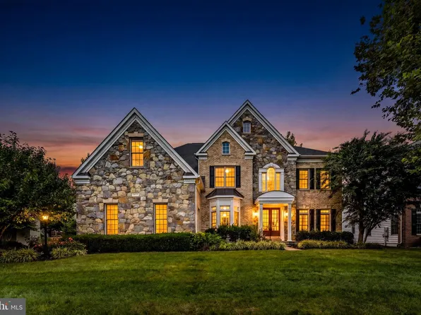 25717 Summerbank Ct, Chantilly, VA 20152