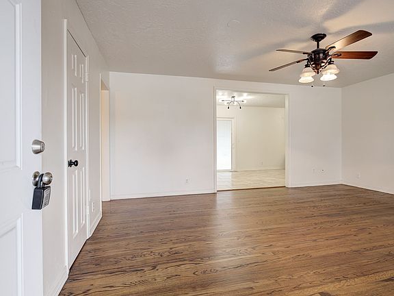 Entrance/ living room