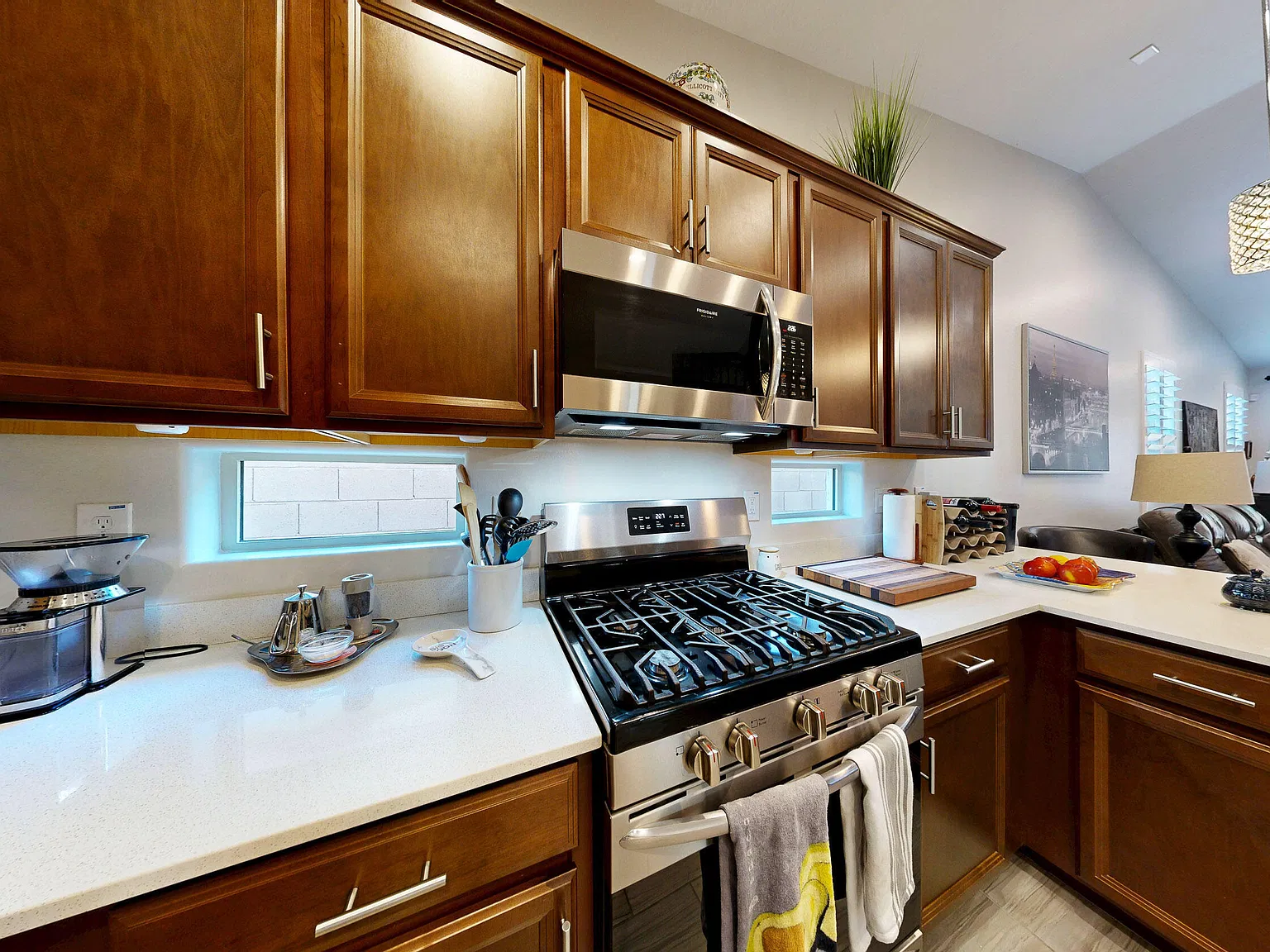 5 bed, 3.0 bath, 1939 sqft, $2,350 — Photo 3