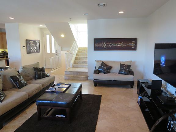 Living room Look to Entrance