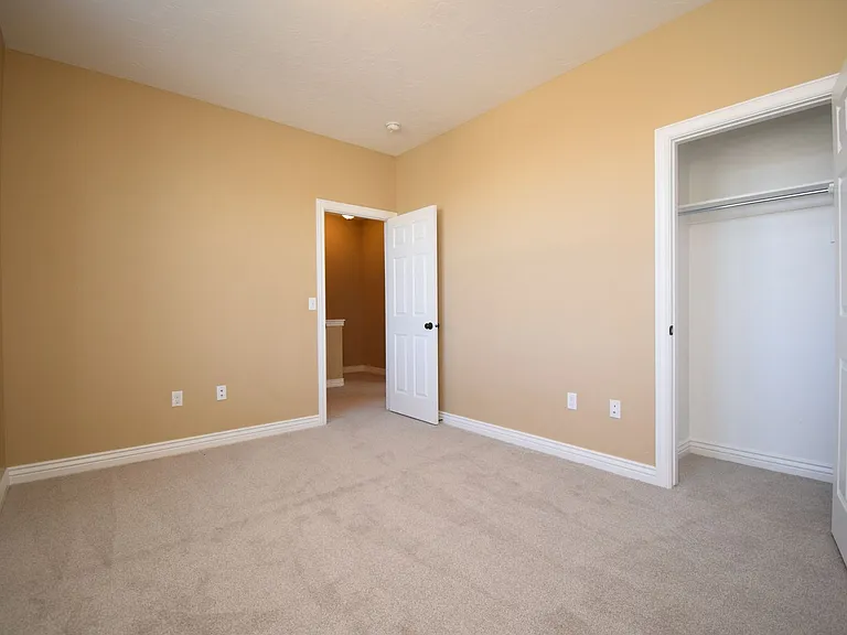 913 W Delorean Ln — Photo 16
