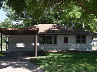 647 N 4th St, Hebron, NE 68370