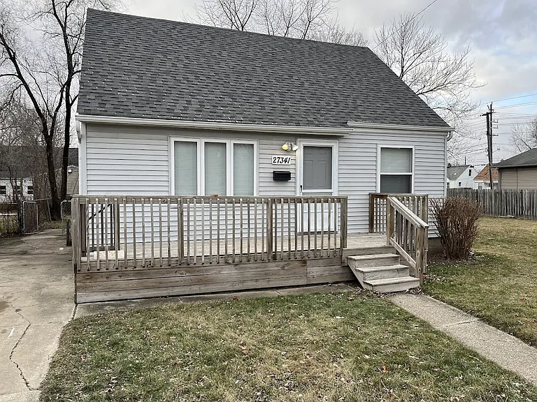 27341 Ridgewood St — Photo 1