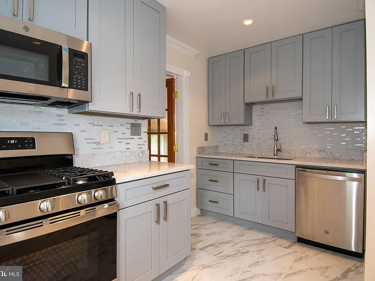 6733 Gouthier Rd — Photo 8
