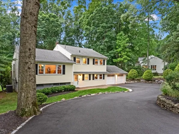 19 Sunrise Dr, Morris Plains Boro, NJ 07950