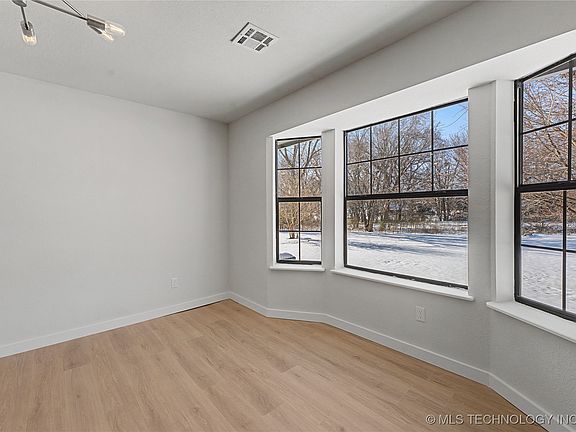 5th image of 920 N Woodview Dr