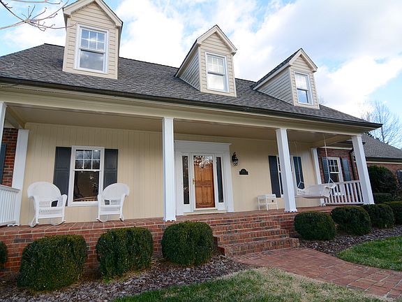3rd image of 415 Stonecroft Dr SE