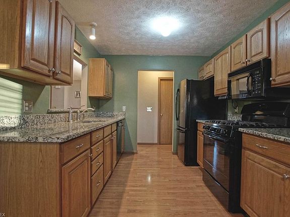 5th image of 551 W Parkway Dr