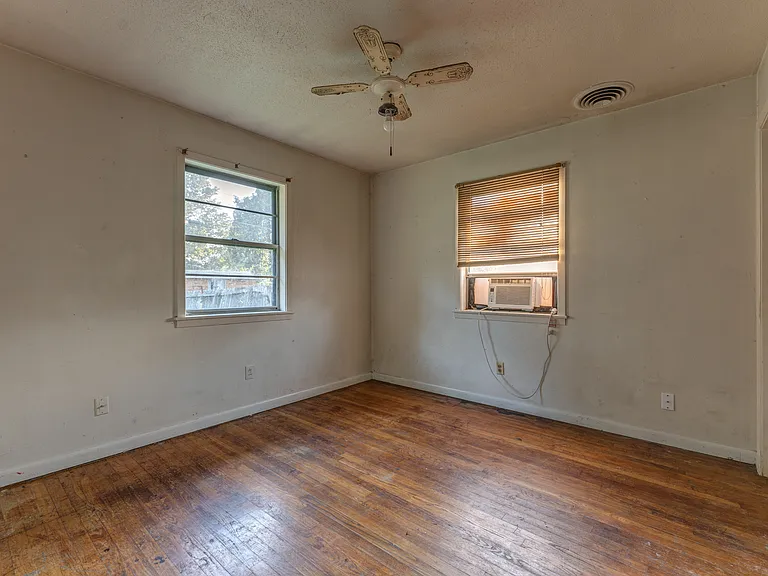 121 E Pecan St — Photo 16