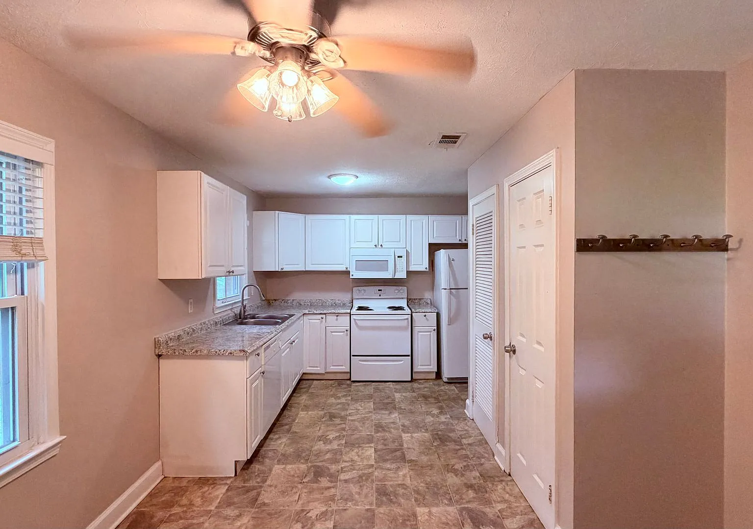 Lithia Springs 3 Bed-1 Bath Stepless Ranch, Private Lot, Carport — Photo 2