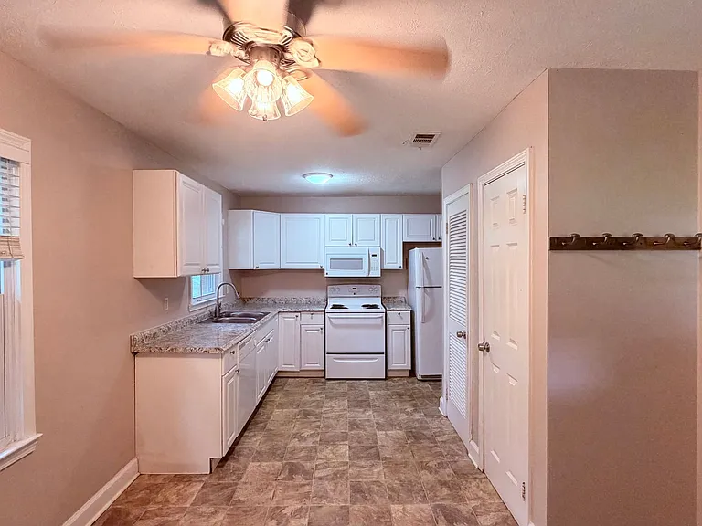 4431 Donegal Cir — Photo 2