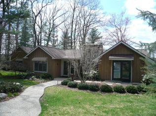 1763 River Oaks Dr SE, Ada, MI 49301