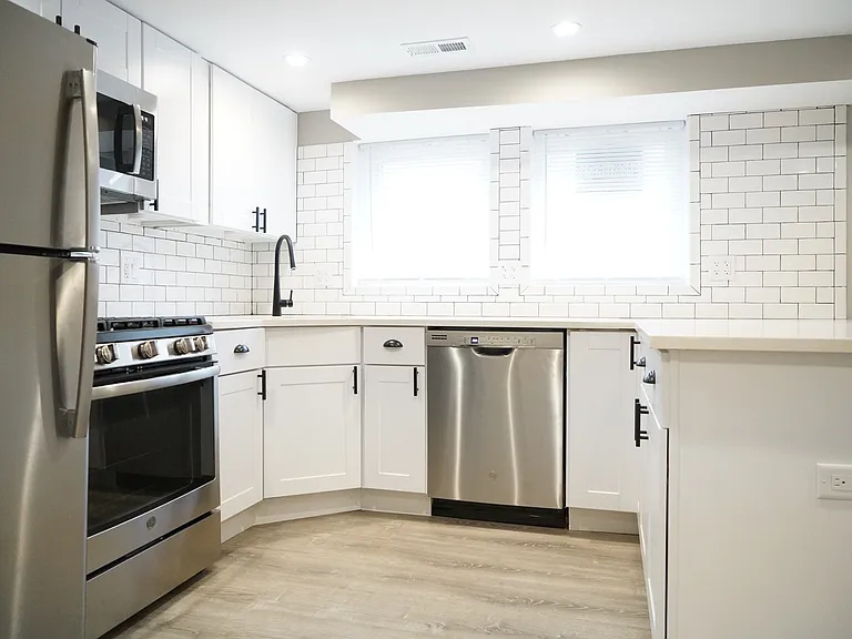 Pf-Arg, 2544 N. Avers Series — Photo 2