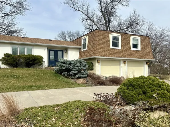 1920 Manor Cir, Grinnell, IA 50112