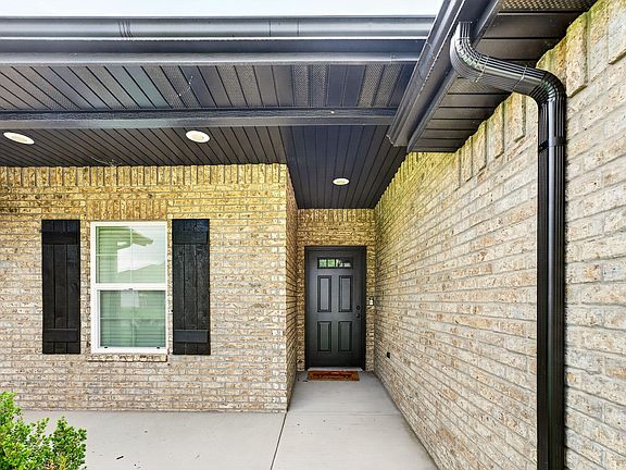 4th image of 748 N Century Avenue