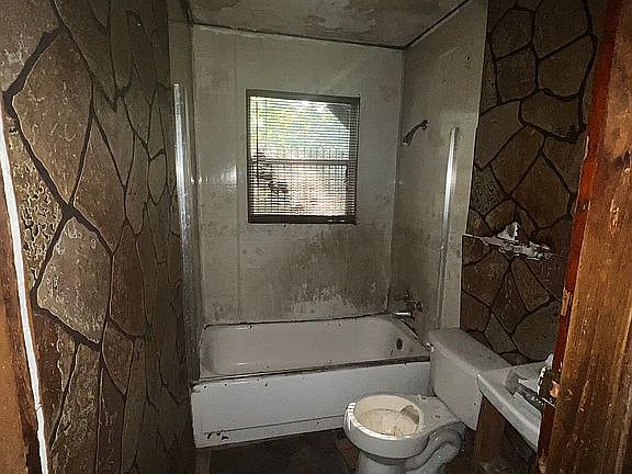 5th image of 1320 Townsend Dr
