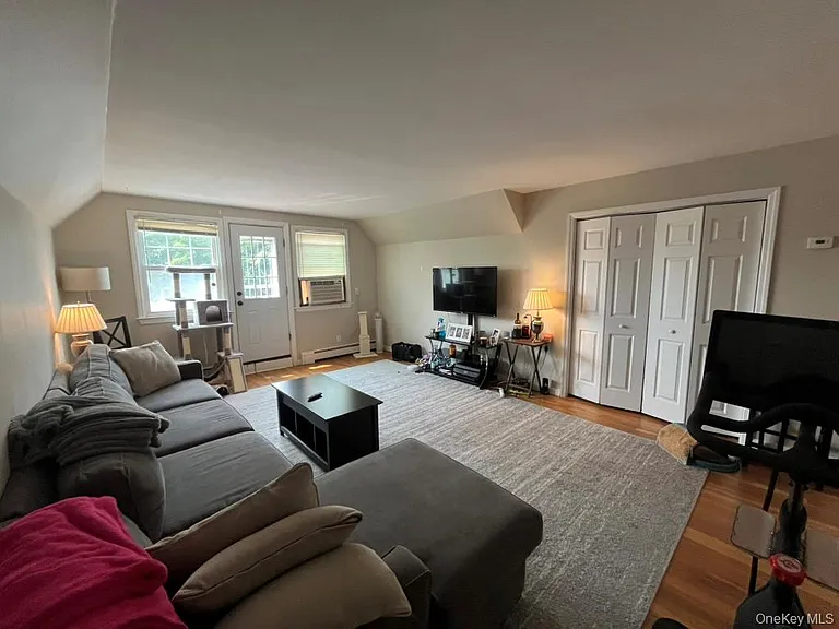 551 W Walnut St #UPPER — Photo 6