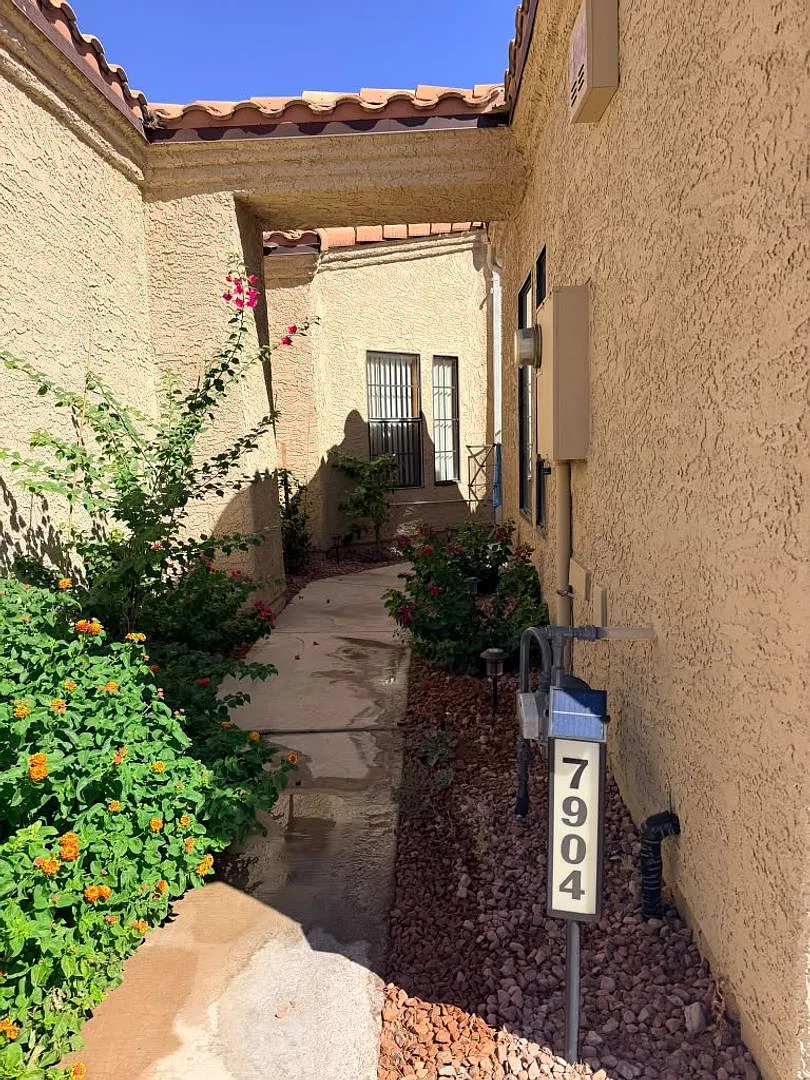 Beautiful Single-Story Townhome in Gated Community — Photo 3