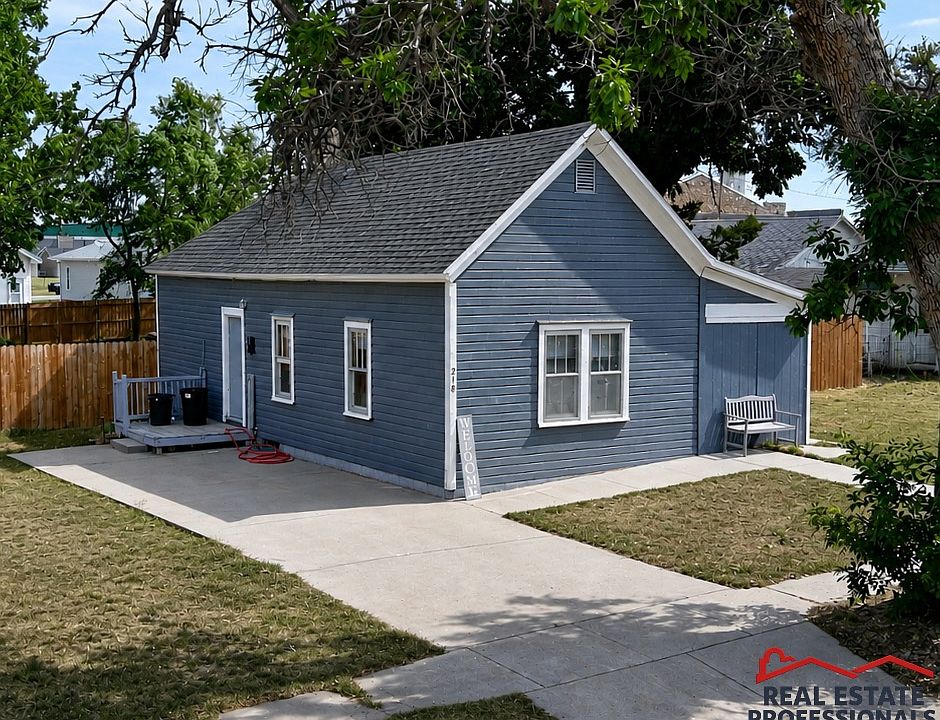 1st image of 218 W Maple St