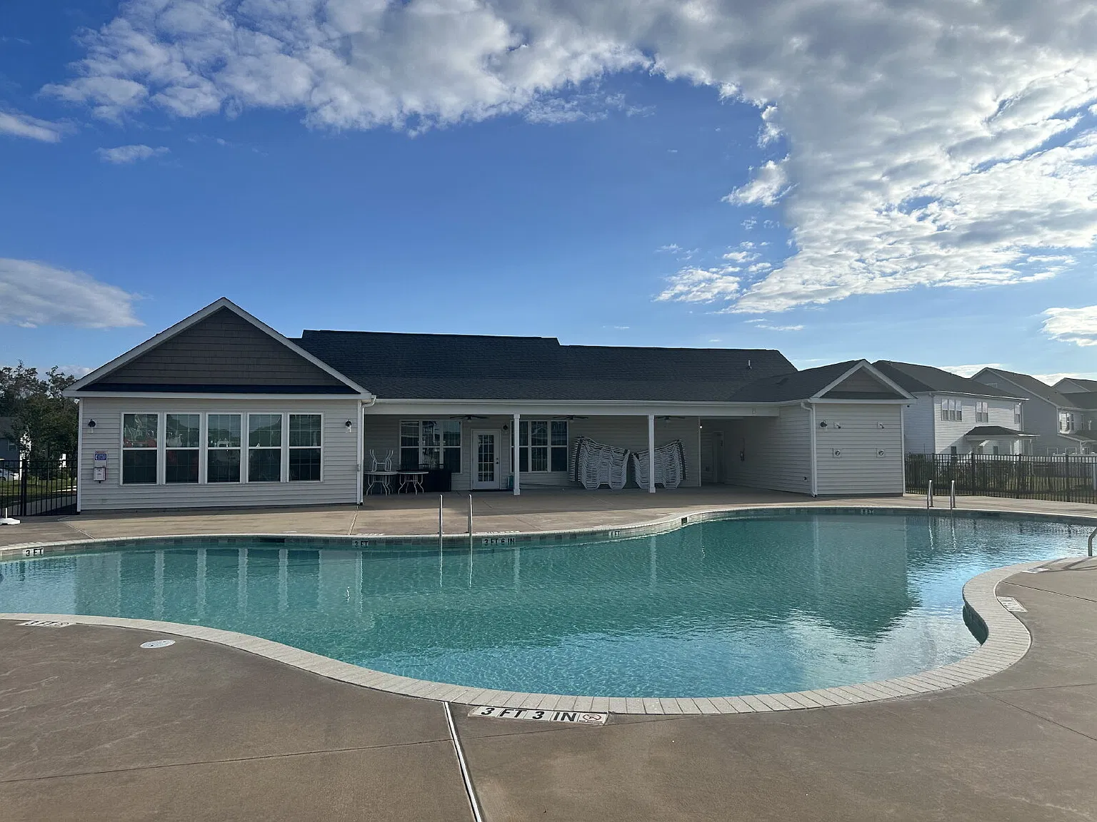 4 bed, 2.5 bath, 2365 sqft, $2,300 — Photo 2