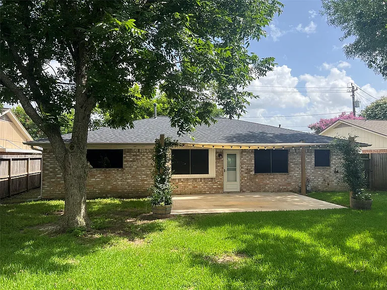205 W Vaughn Ln — Photo 3
