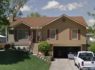 5530 Meadow View Dr, Shawnee, KS 66226
