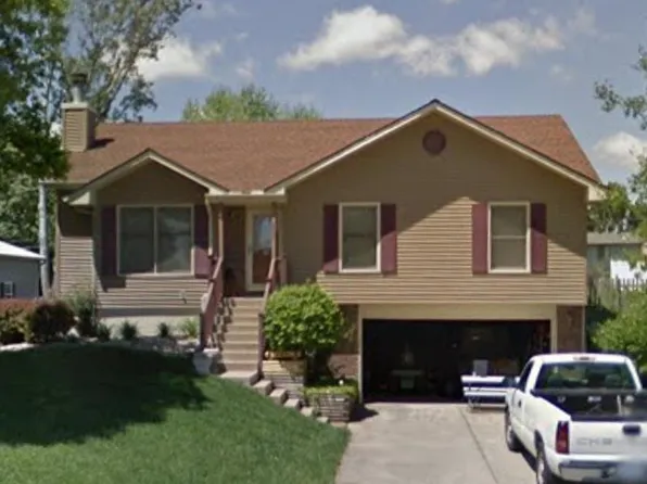 5530 Meadow View Dr, Shawnee, KS 66226