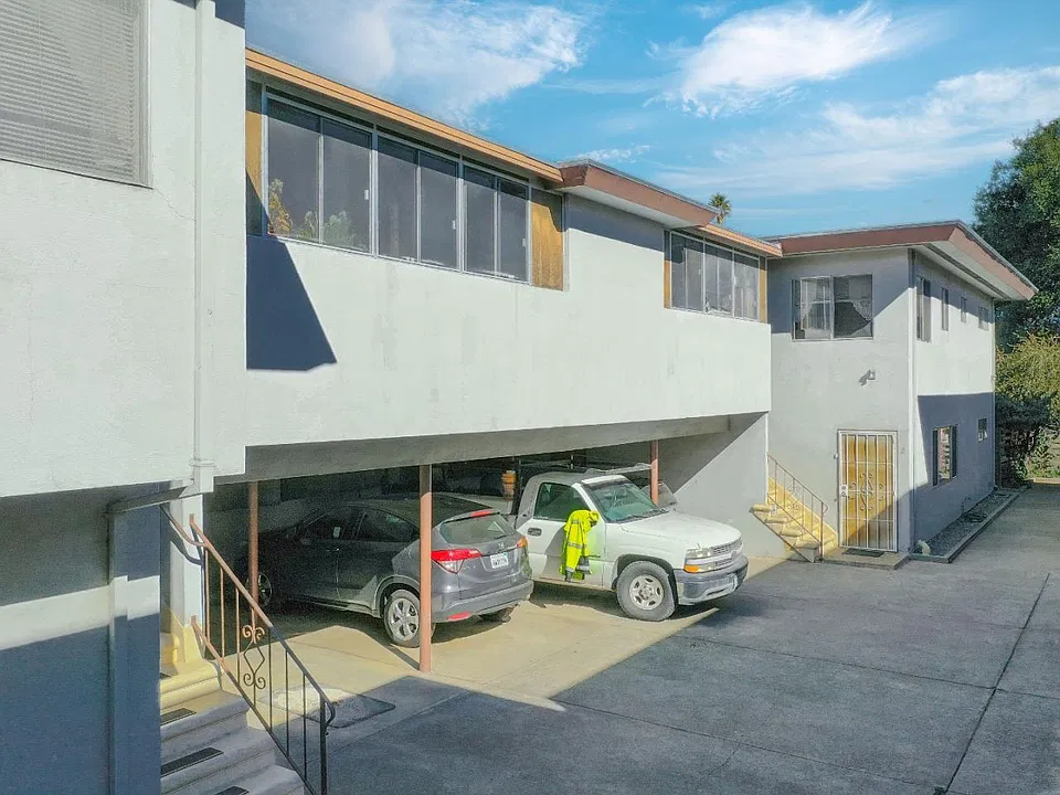 Building Photo 4