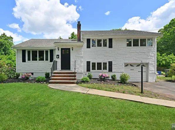 24 Spruce Pl, Ho Ho Kus, NJ 07423