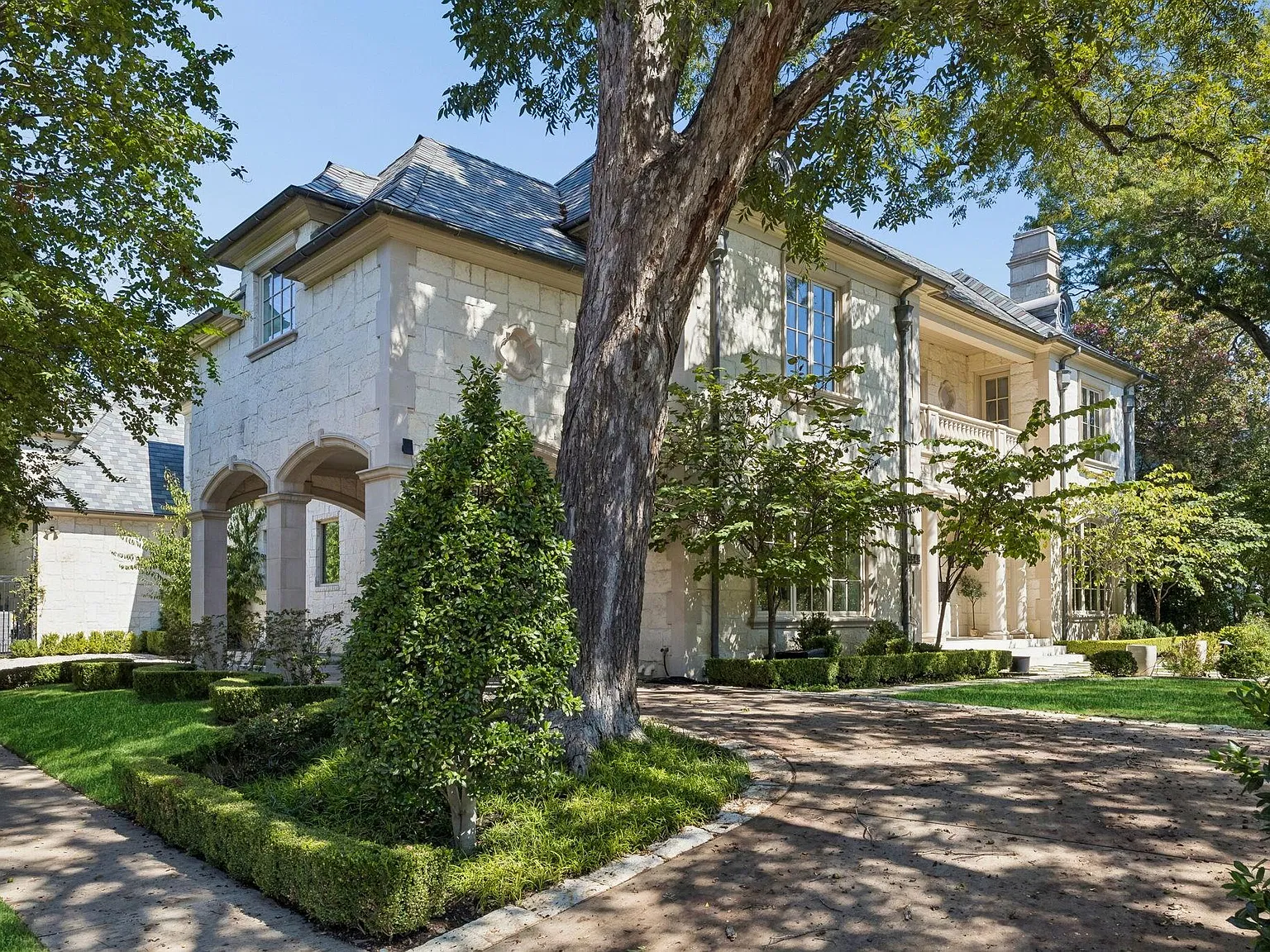 5 bed, 5.5 bath, 9550 sqft, $30,000 — Photo 2