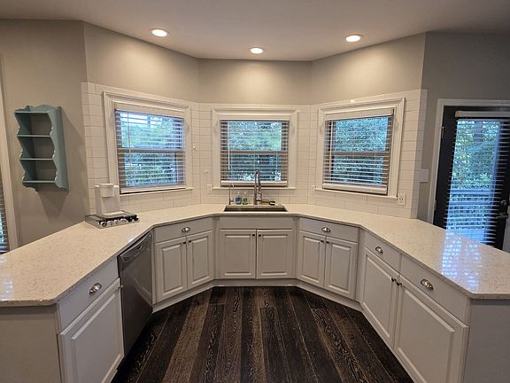 5th image of 2905 The Terraces Way