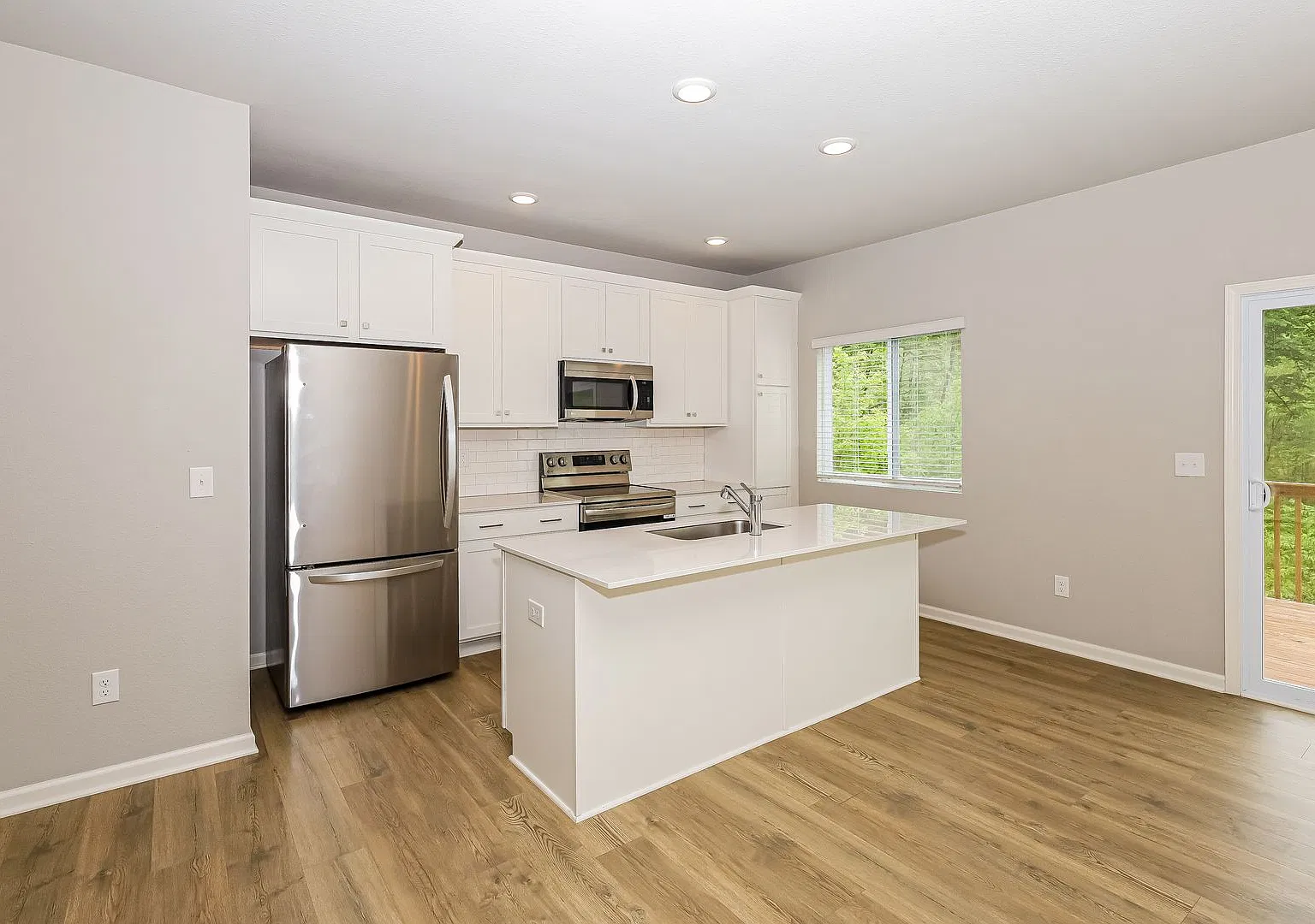 1 Month FREE Rent! Applied to Your First Full Month. Terms & Conditions Apply. — Photo 3
