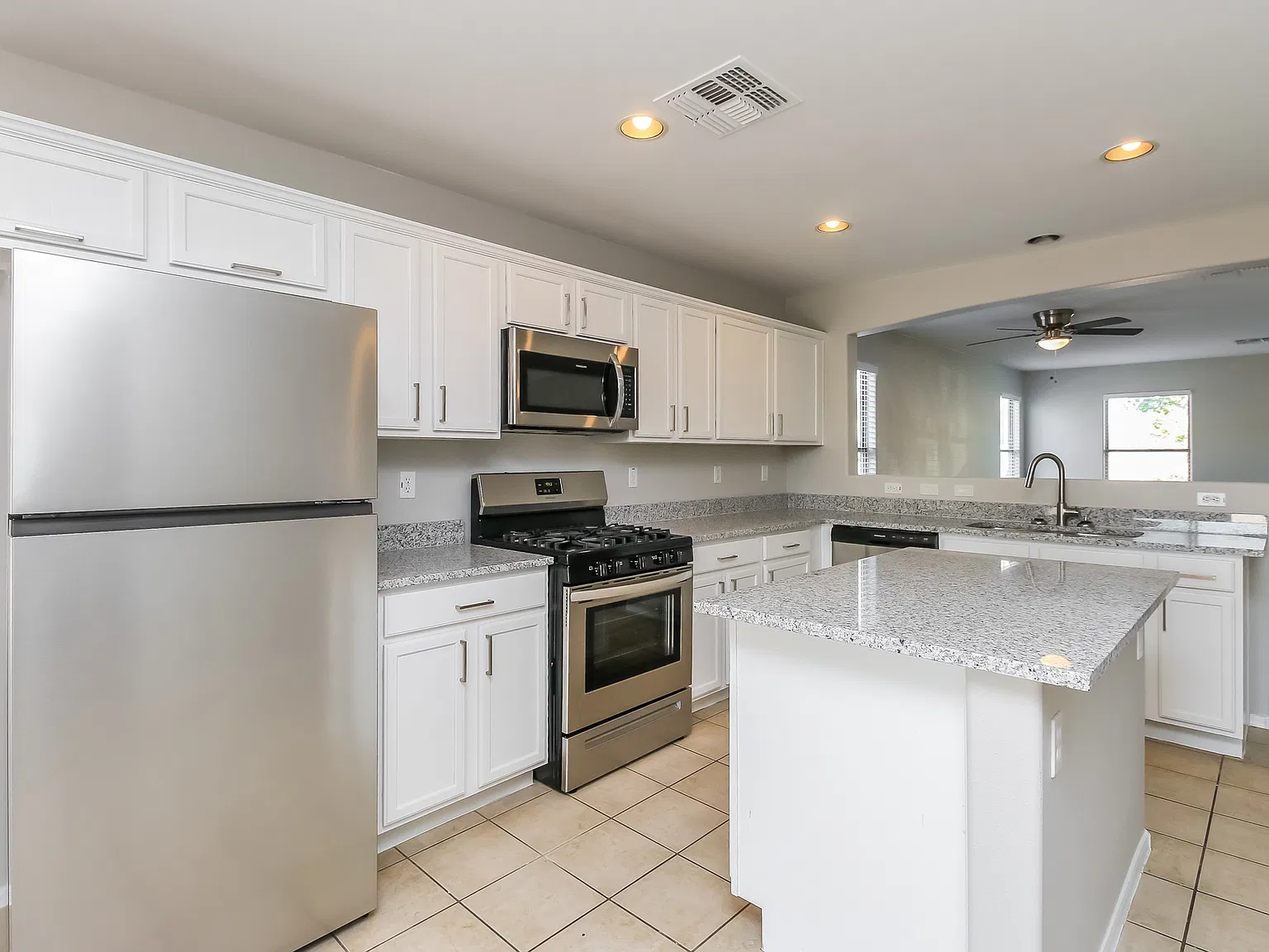 3 bed, 1320 sqft, $1,965 — Photo 3