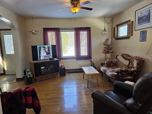 4th image of 406 North Rd