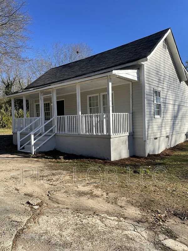 3 bed, 1.0 bath, 1024 sqft, $1,200 — Photo 1