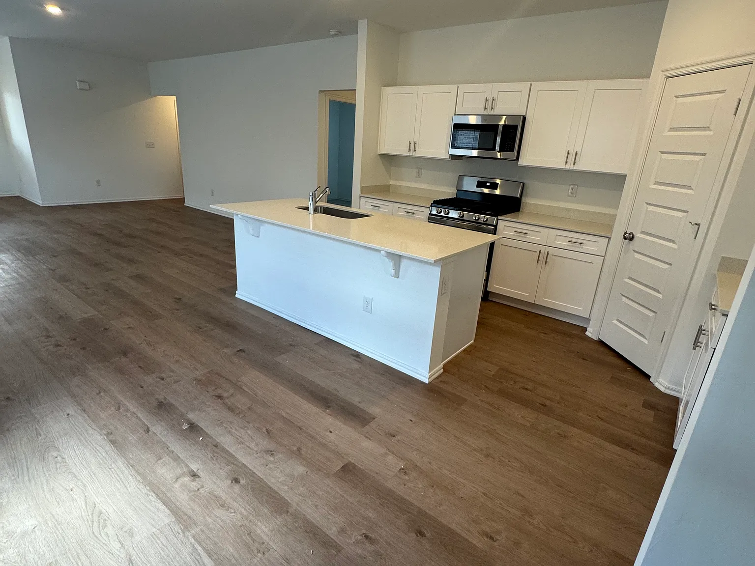 3 bed, 1373 sqft, $1,695 — Photo 3