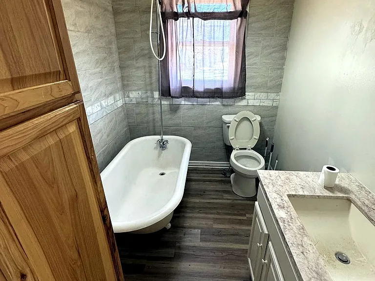 620 W 12th St — Photo 10