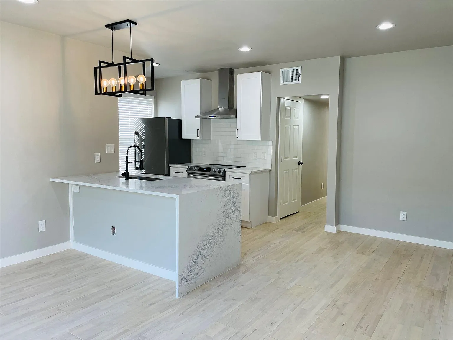 2 bed, 824 sqft, $1,750 — Photo 2