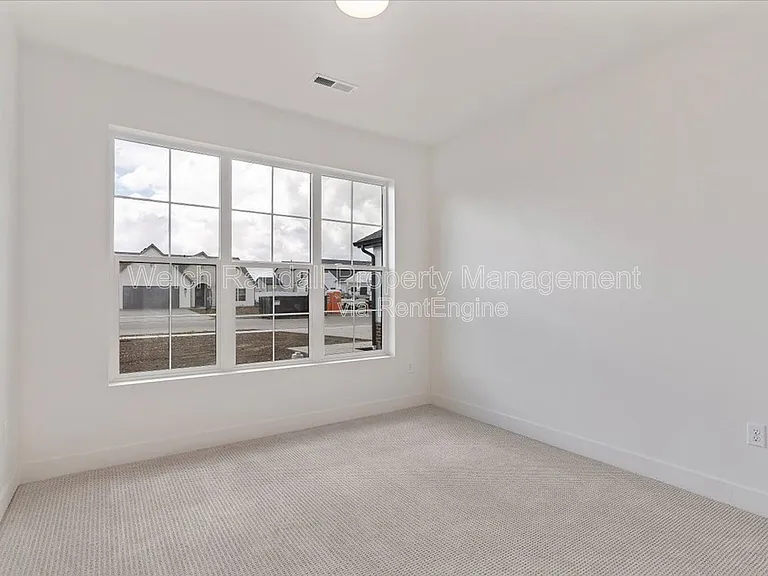 837 E 300 N — Photo 19