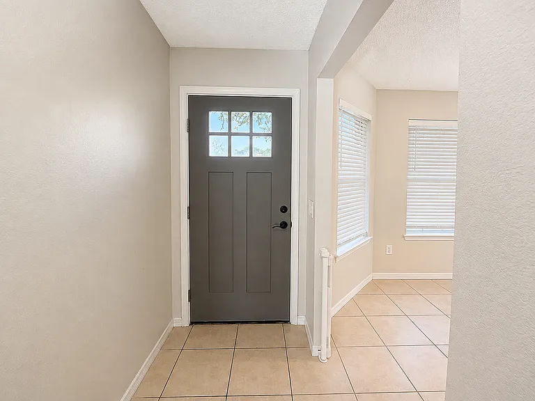 2722 Shalimar Dr — Photo 2