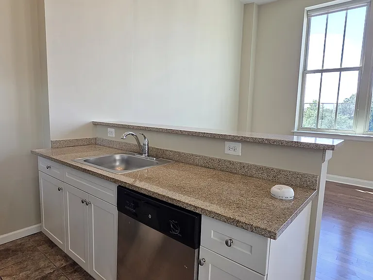 314-22 Walnut St #402 — Photo 8