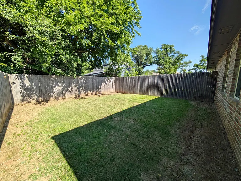 425 Chalk Hill Ct — Photo 15