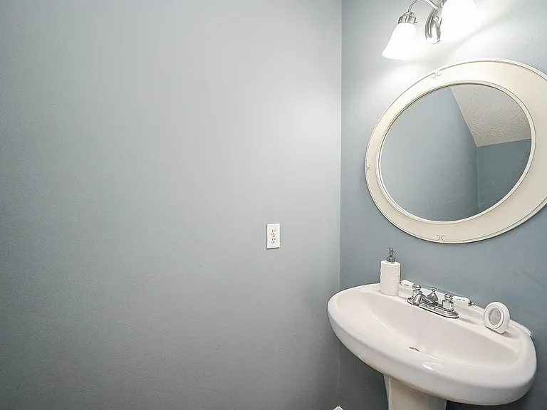 2534 Halstead Dr — Photo 32