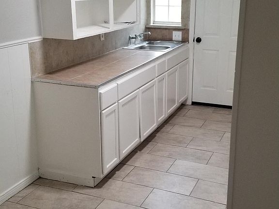 3rd image of 4110 Fox Dr