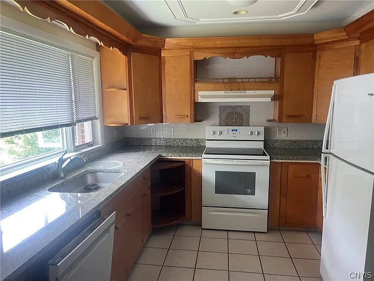 605 Crawford Ave — Photo 2