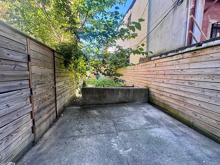 90 Starr St #1R — Photo 10