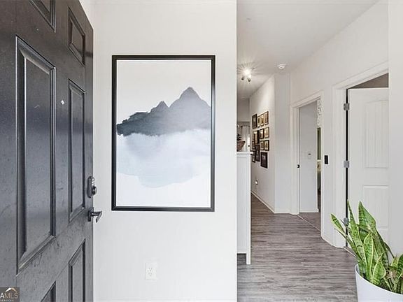 4th image of 11 Willowrun Dr SW